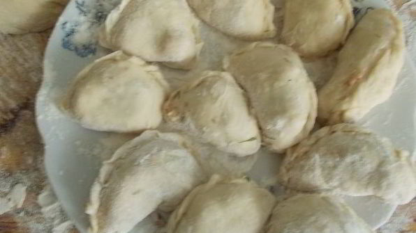 вареники с фасолью, ветчиной и укропом