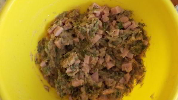 вареники с фасолью, ветчиной и укропом