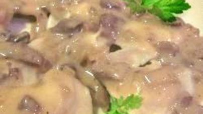 Вареники с капустой и грибным соусом