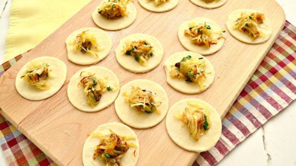 вареники с капустой и зеленью