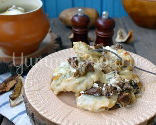 Вареники с картофелем в горшочках