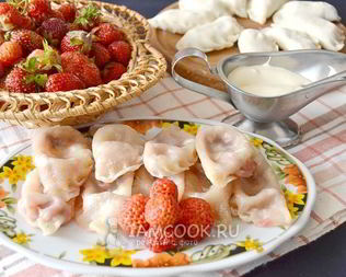 Вареники с клубникой на пару