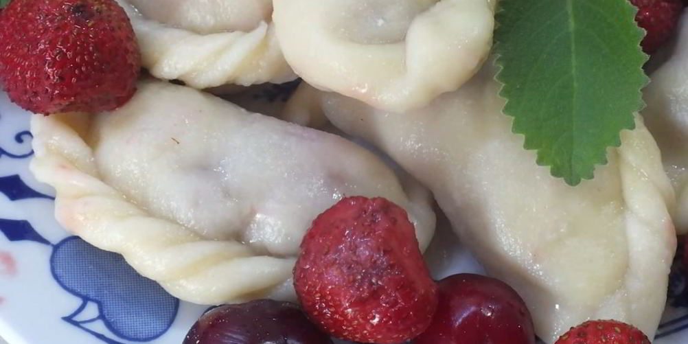 Рецепт вареники с вишней и клубникой