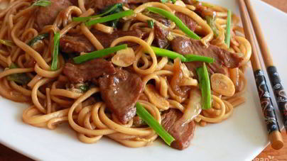 Яичная лапша со свининой и овощами