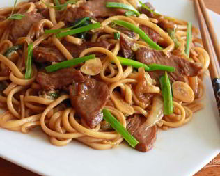 Яичная лапша со свининой и овощами