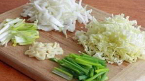 яичная лапша со свининой и овощами