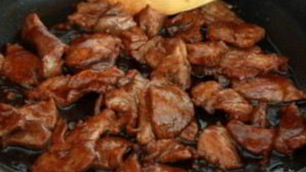 яичная лапша со свининой и овощами