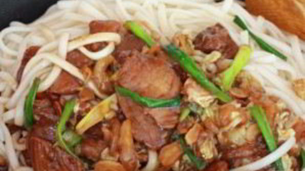 яичная лапша со свининой и овощами