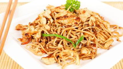 Яичная вок лапша с курицей