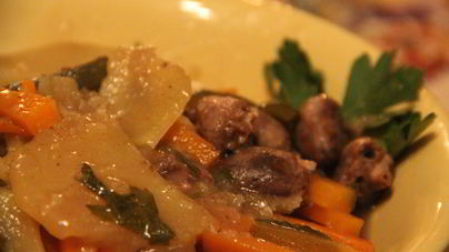 Жаркое из куриных сердец с овощами и пивом