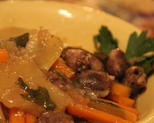 Жаркое из куриных сердец с овощами и пивом