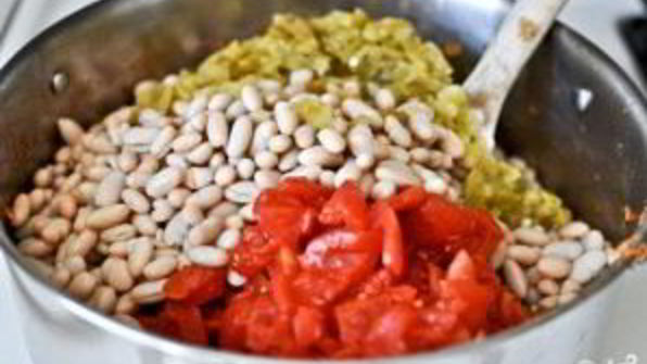 жаркое из курицы, фасоли и овощей