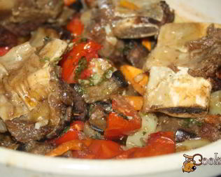 Жаркое с говяжьими ребрышками и летними овощами