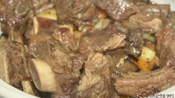 жаркое с говяжьими ребрышками и летними овощами