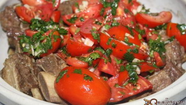 жаркое с говяжьими ребрышками и летними овощами