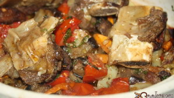 жаркое с говяжьими ребрышками и летними овощами