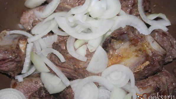 жаркое с говяжьими ребрышками и летними овощами