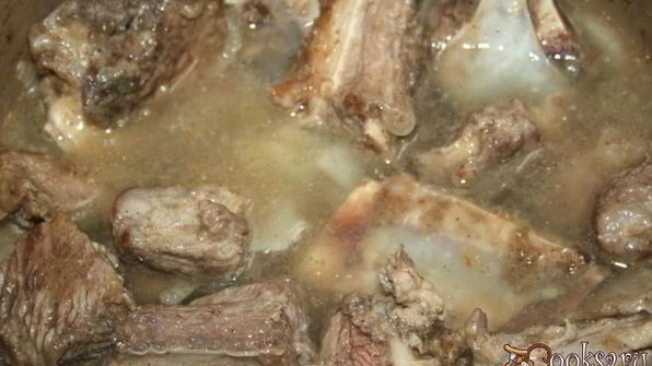 жаркое с говяжьими ребрышками и летними овощами