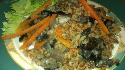 Постная гречка с маслятами и травами