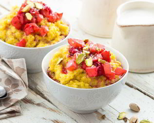 Каша из киноа на кокосовых сливках с ягодами