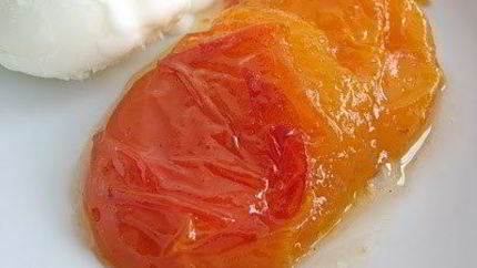 Абрикосы в ромашковом сиропе со сметанным мороженым