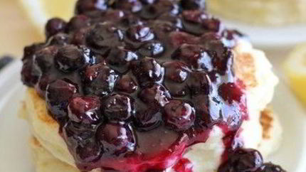 Бананово-овсяные блинчики с черничным сиропом