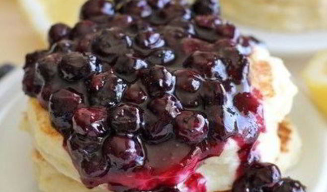 Бананово-овсяные блинчики с черничным сиропом