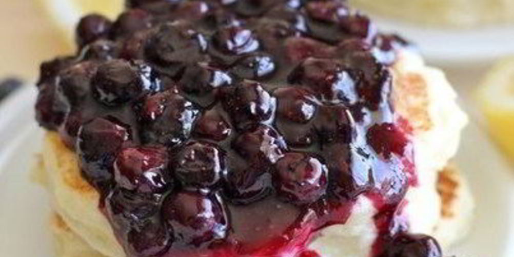 Рецепт бананово-овсяные блинчики с черничным сиропом