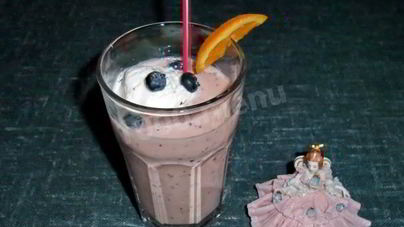 Чернично-банановый коктейль на кефире