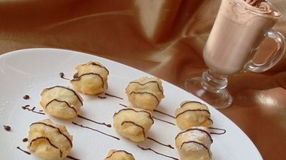 Французские пышки с шоколадно-апельсиновым напитком