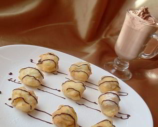 Французские пышки с шоколадно-апельсиновым напитком