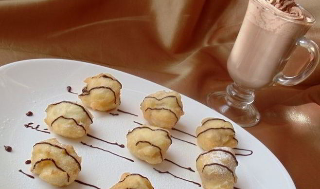 Французские пышки с шоколадно-апельсиновым напитком