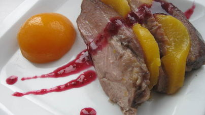 Индейка, глазированная медом с клюквенным соусом и персиком в легком сиропе