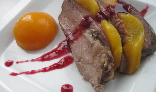 Индейка, глазированная медом с клюквенным соусом и персиком в легком сиропе