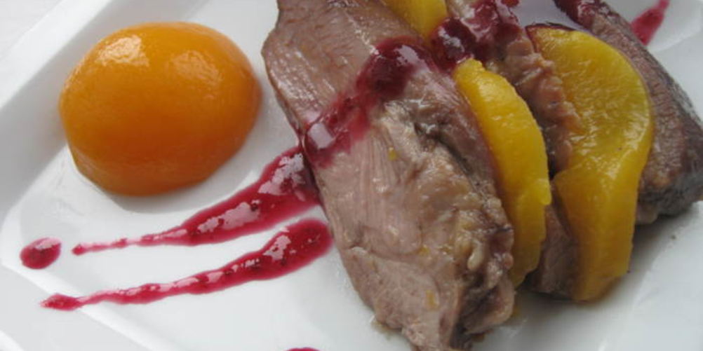 Рецепт индейка, глазированная медом с клюквенным соусом и персиком в легком сиропе