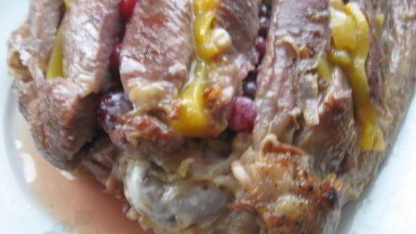 индейка, глазированная медом с клюквенным соусом и персиком в легком сиропе