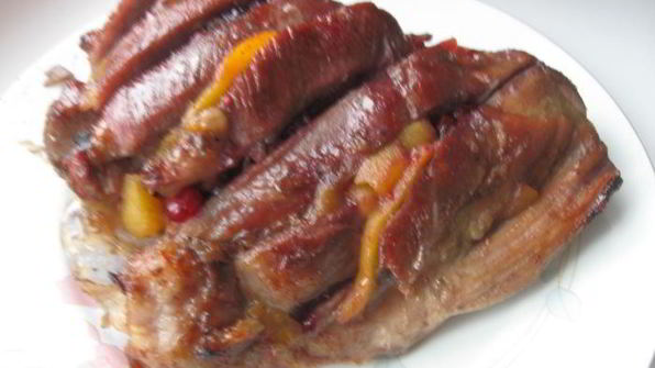 индейка, глазированная медом с клюквенным соусом и персиком в легком сиропе