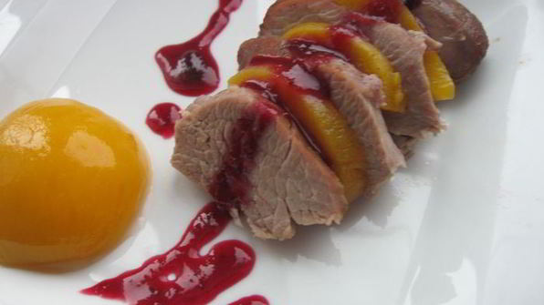 индейка, глазированная медом с клюквенным соусом и персиком в легком сиропе