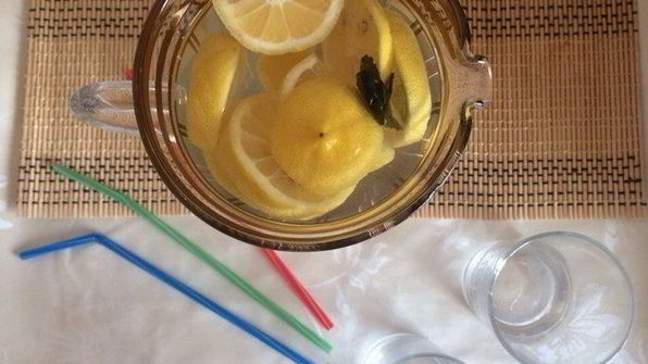 холодный напиток с лимоном