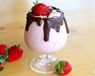 Клубничный коктейль в шоколаде