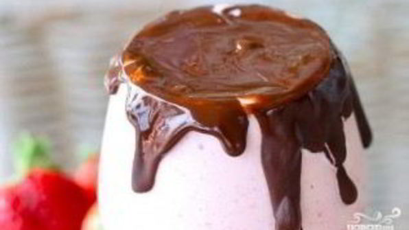 клубничный коктейль в шоколаде