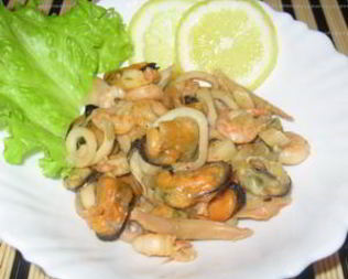 Коктейль из морепродуктов в белом вине