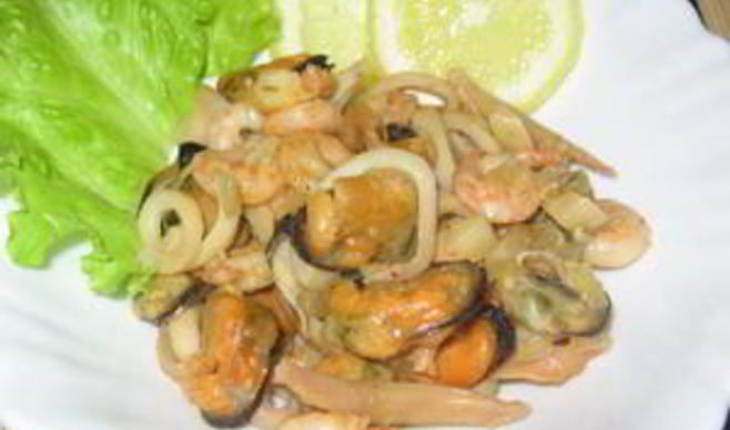 Коктейль из морепродуктов в белом вине