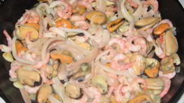 коктейль из морепродуктов в белом вине