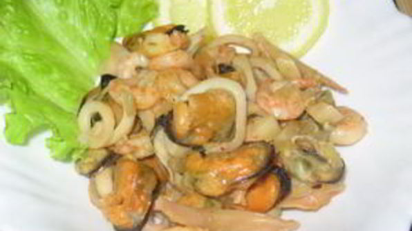 коктейль из морепродуктов в белом вине