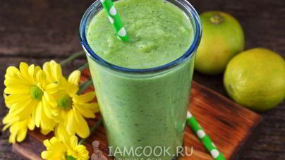 Коктейль из сельдерея, огурца, яблока и лайма