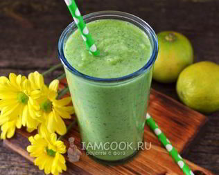 Коктейль из сельдерея, огурца, яблока и лайма