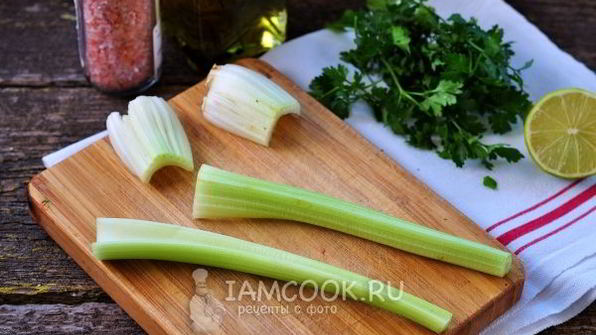 коктейль из сельдерея, огурца, яблока и лайма