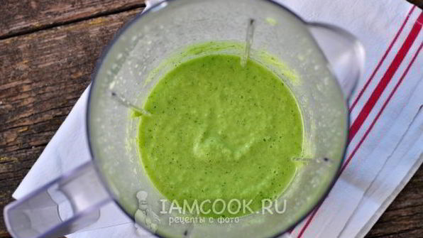 коктейль из сельдерея, огурца, яблока и лайма