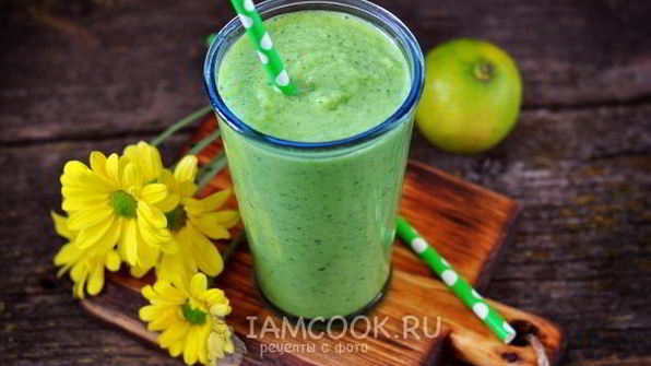 коктейль из сельдерея, огурца, яблока и лайма